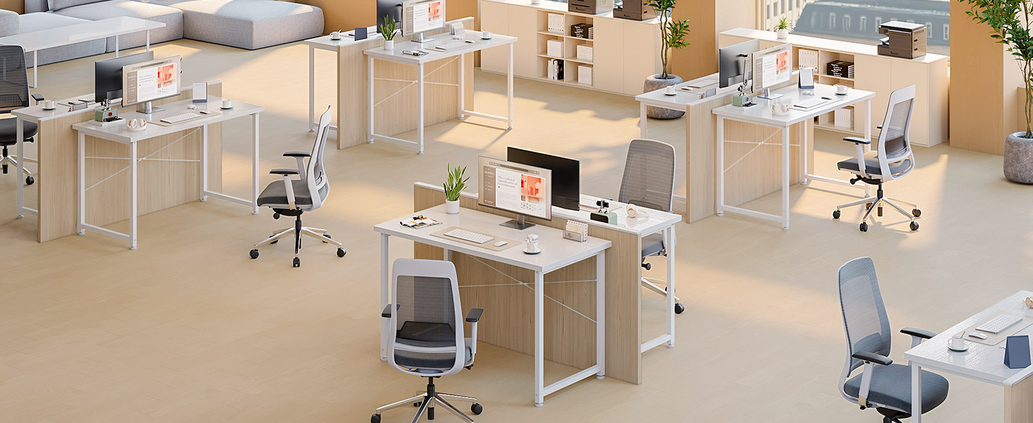 Espace de bureau ouvert moderne avec des bureaux blancs disposés en rangées, dotés de chaises ergonomiques et d'un design minimaliste. L'éclairage naturel illumine l'environnement propre de l'espace de travail.