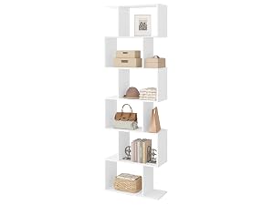 Libreria bianca a zigzag con cinque ripiani. Sugli scaffali è esposta con vari oggetti decorativi, libri e cestini portaoggetti