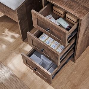Série de tiroirs ou d'unités de rangement en bois montrés ouverts, présentant des compartiments organisés sur un plancher en bois franc.
