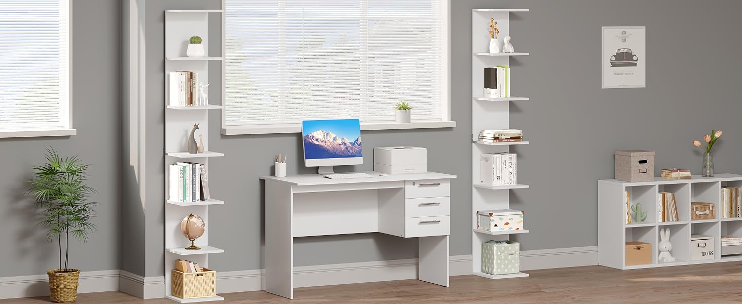 Configurazione per l'home office con scrivania bianca, sedia, libreria e mensole a parete in una stanza luminosa con finestre