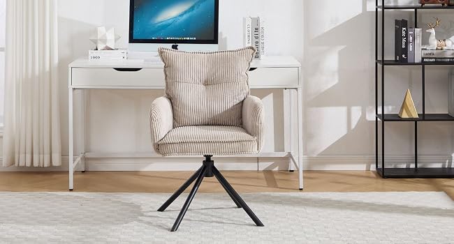 Imagen promocional del producto que muestra un elegante soporte de monitor sobre una alfombra blanca en una moderna sala de estar. Cuenta con capacidades ajustables de altura e inclinación con una construcción metálica.