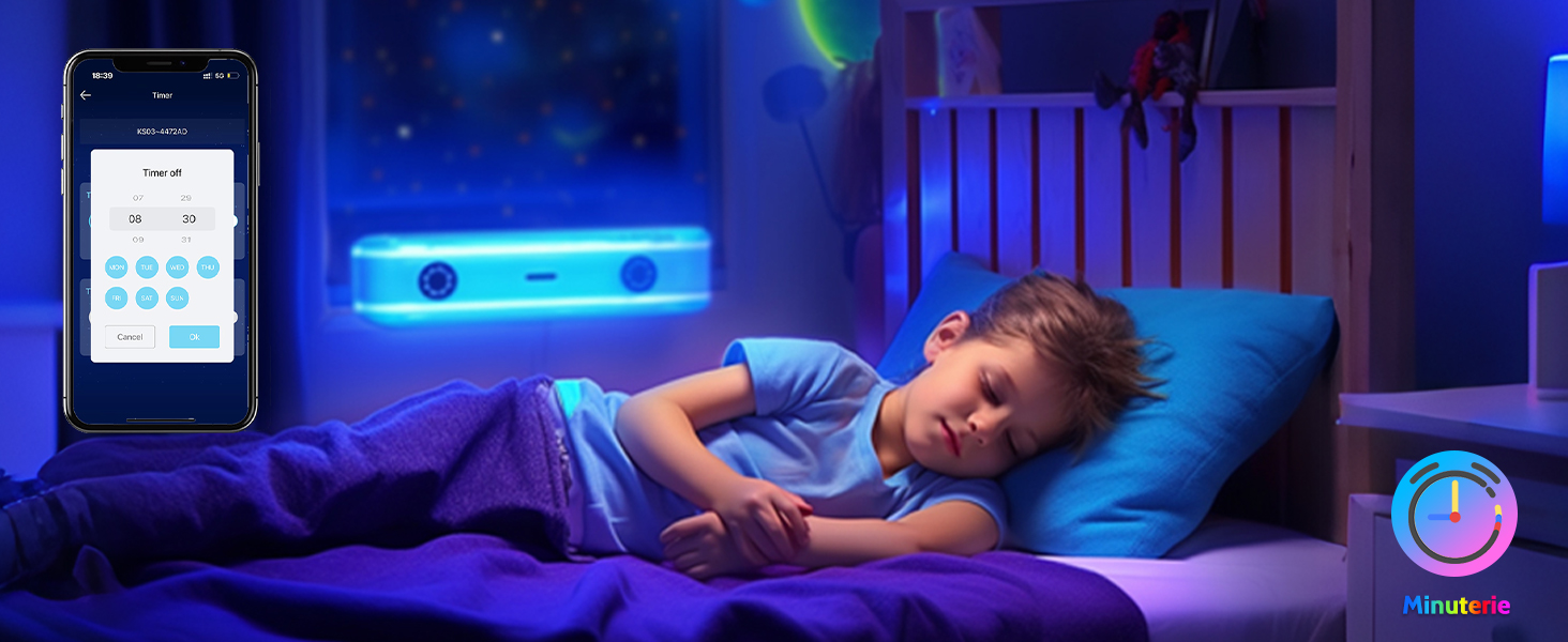 Enfant allongé sur un lit bleu dans une chambre à coucher éclairée en violet avec un appareil mobile et des bandes d'éclairage d'ambiance bleues brillantes créant un éclairage d'ambiance.