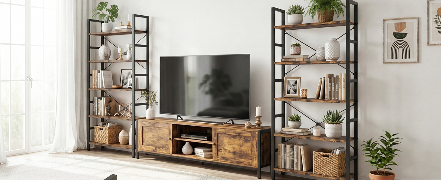 Étagères modernes de style industriel avec éléments en bois et en métal, avec plusieurs niveaux de rangement et compartiments. Décoré avec des livres, des plantes et des objets de décoration dans un cadre intérieur lumineux.