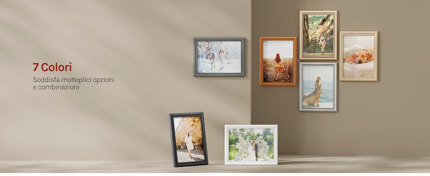 Il testo recita «7 colori» e «Cor. Grigio chiaro/bianco». Diverse opere d'arte e fotografie incorniciate esposte su una parete beige in vari stili e dimensioni di cornice.