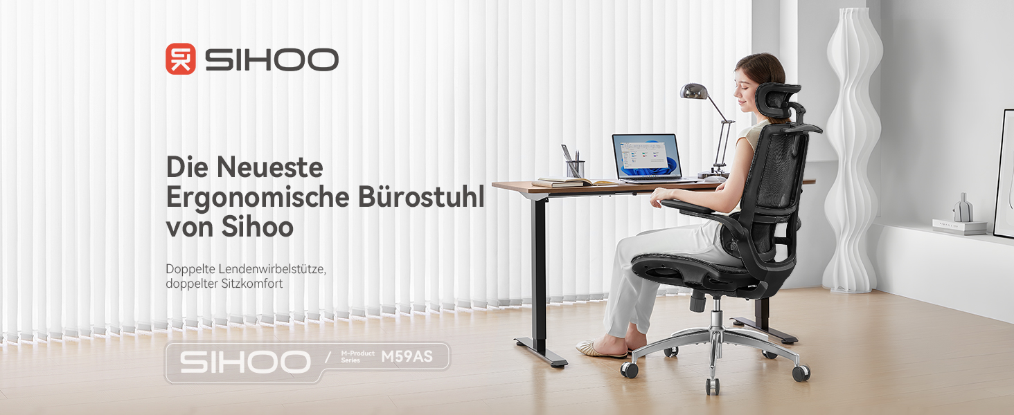 eine Frau, die mit einem Laptop und einem Laptop an einem Schreibtisch sitzt.