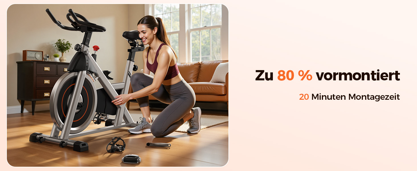 Der Text lautet „Zu 80% vormontiert“. Person, die zu Hause mit sichtbarem Fenster im Hintergrund auf einem Heimtrainer trainiert.