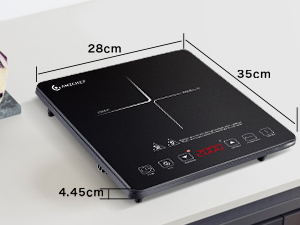Table de cuisson à induction noire élégante sur une surface blanche. Dimensions indiquées : 35 cm de large, 28 cm de profondeur, 4,45 cm d'épaisseur. Commandes tactiles numériques et écran LED rouge visibles.