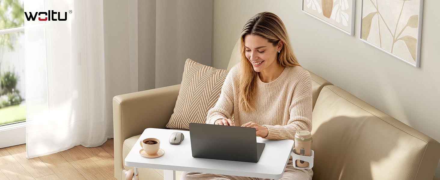 Le texte se lit comme suit : « Wcitu ». Femme assise sur un canapé beige travaillant sur un ordinateur portable dans un espace intérieur lumineux et minimaliste avec lumière naturelle provenant des fenêtres.