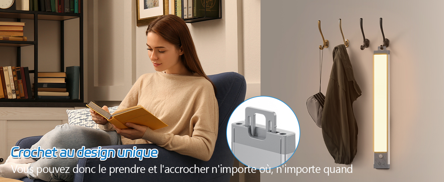 Aménagement intérieur de la pièce avec patères fixées au mur et superposition de texte en plusieurs langues