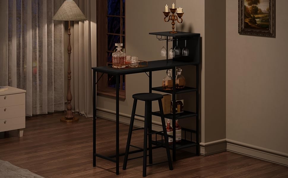 Moderna configurazione da bar per la casa con bancone nero in stile industriale, sgabelli da bar abbinati e illuminazione decorativa in un accogliente angolo soggiorno con