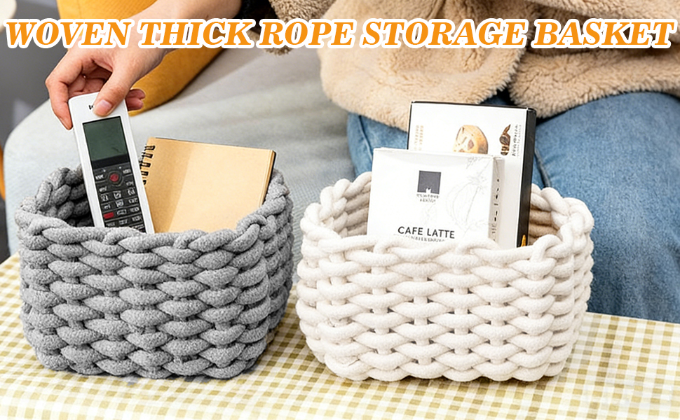 Photos rapprochées de paniers ou de contenants de rangement tissés gris exposés sur des surfaces en bois, montrant des détails de texture et de motif.