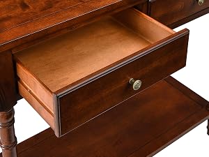 Console en bois avec un tiroir partiellement ouvert. Comprend des pieds tournés, une étagère inférieure et une quincaillerie en laiton. Finition brune riche visible.