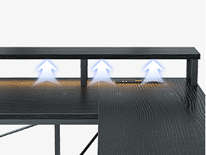 Ecke eines dunklen Holzschreibtisches oder Regals mit drei kleinen, dreieckigen weißen LED-Leuchten, die darunter montiert sind und für eine gerichtete Beleuchtung sorgen