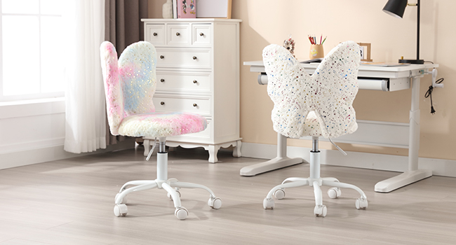 Dos sillas de oficina en una habitación: una con asiento y respaldo de color pastel y otra con una funda de piel sintética blanca, ambas sobre