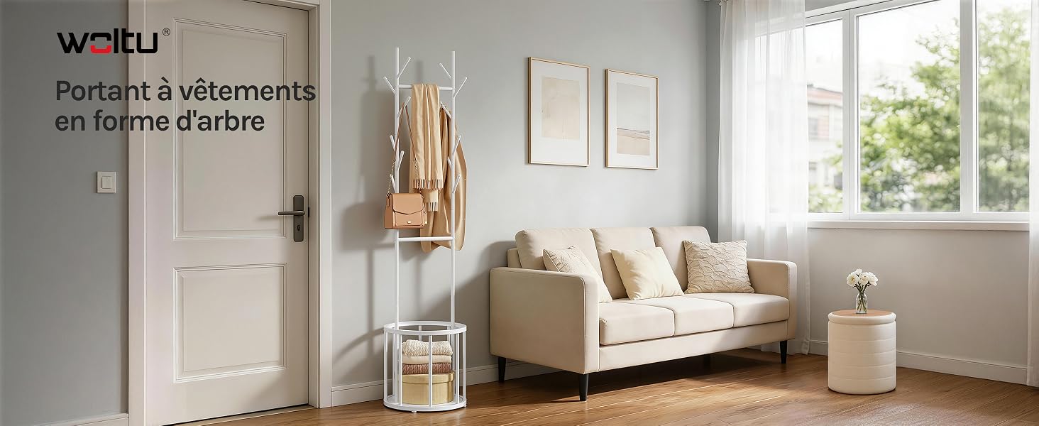 Le texte indique « WIRTH » et « Entdecke Unterschiede im Raumdesign » (Découvrez les différences dans la conception des chambres). Intérieur de salon moderne avec canapé beige, étagères murales, fenêtre et accessoires de décoration intérieure.
