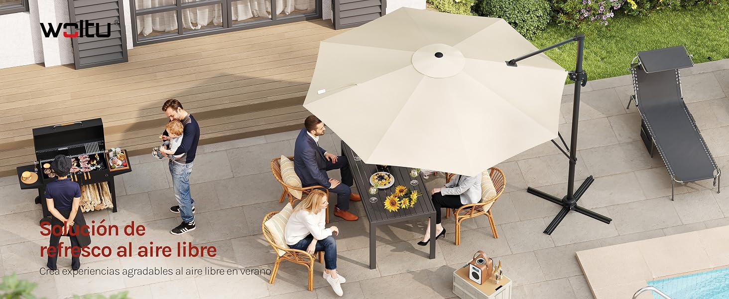 Configuración de patio al aire libre con sombrilla grande, sillones y mesas. Texto visible pero parcialmente oculto.