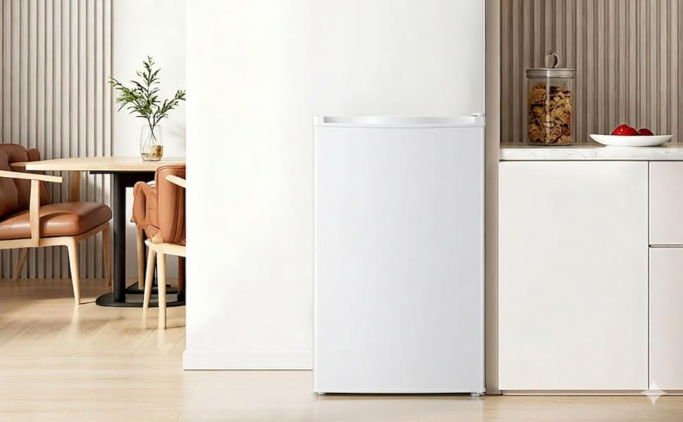 Espace intérieur blanc minimaliste avec des panneaux muraux nervurés verticaux, présentant des lignes épurées et un décor clairsemé, y compris de petites plantes en pot.