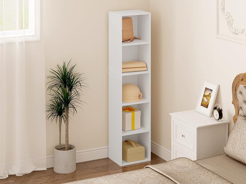 Estantería blanca alta con cinco estantes en una habitación minimalista. Plantas en macetas y otros artículos de decoración visibles