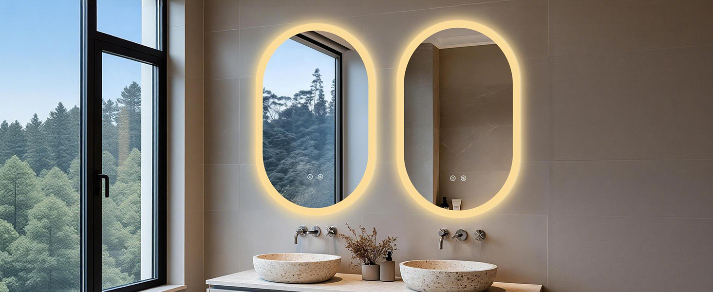 Moderno bagno interno con due specchi circolari retroilluminati montati sulla parete sopra il lavabo, con finestra che mostra la vista sulla foresta.