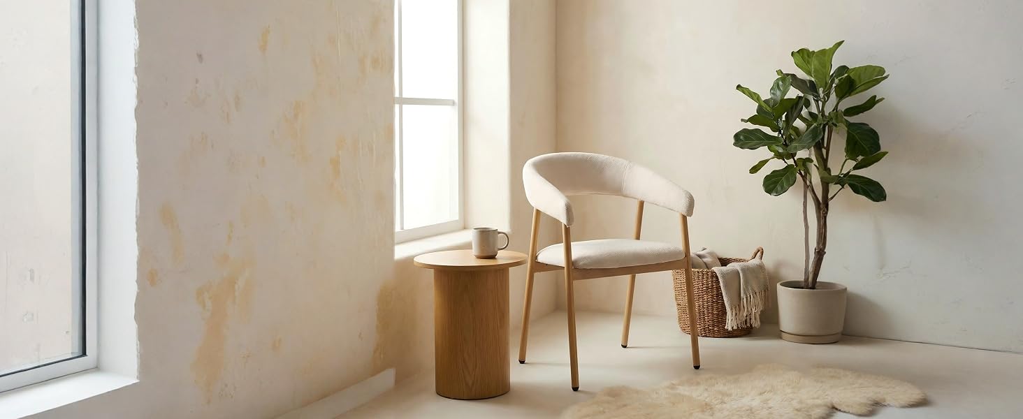 Chambre intérieure minimaliste avec lumière naturelle provenant de la fenêtre, chaise en bois, petite table d'appoint et plantes en pot sur parquet clair.