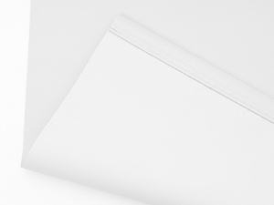 Tissu ou matière textile plissé blanc uni sur fond neutre, d'apparence lisse et infroissable.