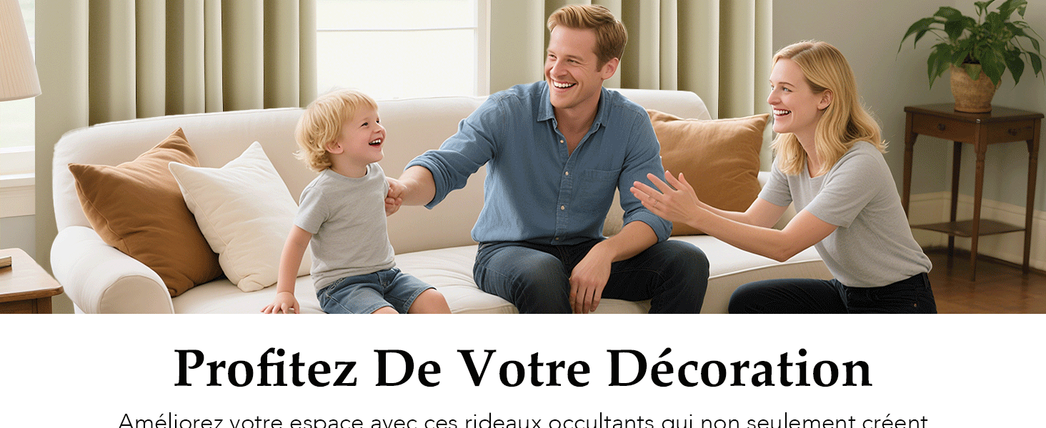Intérieur du salon avec canapé beige et rideaux. Coussins décoratifs et plante visibles. Le texte en français mentionne la décoration.