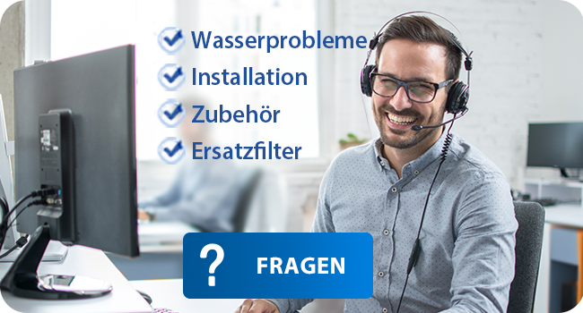 Kundenservice-Oberfläche mit deutschen Textmenüoptionen wie „Wasserprobleme“, „Installation“, „Zubehör“ und „Ersatzfilter“ mit einem Support-Mitarbeiter am Computer