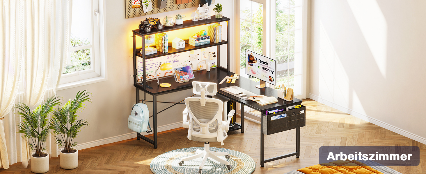 Home-Office-Einrichtung mit L-förmigem Schreibtisch, ergonomischem Stuhl und Hochregal. Der Schreibtisch verfügt über eine Holzplatte und einen Metallrahmen. In den Regalen finden Pflanzen, Bücher und Dekorationsgegenstände Platz. Helles, sonnendurchflutetes Zimmer mit Holzboden