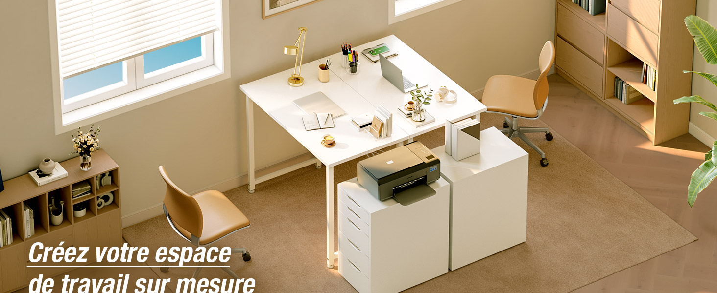Salon moderne à aire ouverte avec baies vitrées, tons neutres, mobilier minimal et lumière naturelle abondante.