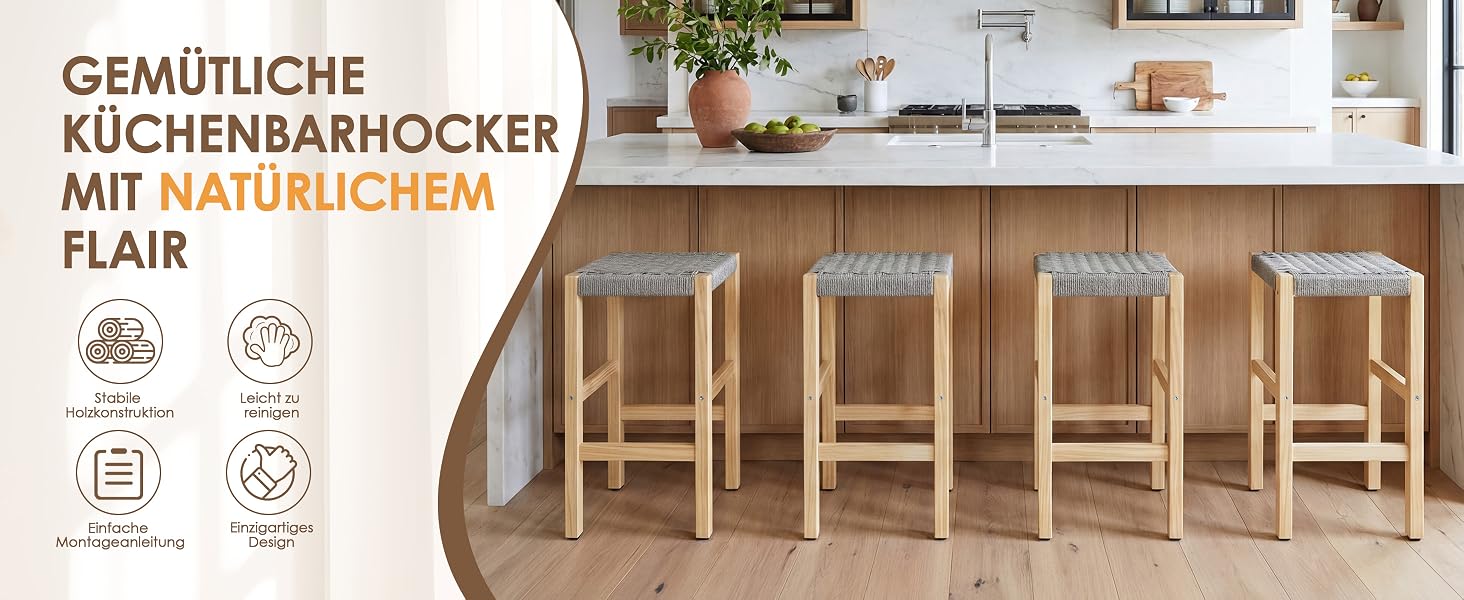 Der Text lautet „GEMÜTLICHE KÜCHENBARHOCKER MIT NATÜRLICHEM FLAIR“. Moderne Küchenszene mit Barhockern aus Holz vor einer weißen Kücheninsel, wobei natürliche Materialien und minimalistisches Design betont werden.