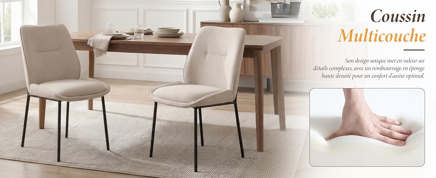 Le texte indique « Malmaison décontractée ». Salon moderne avec chaises rembourrées beige clair, table d'appoint en bois et coussin décoratif rose dans un décor intérieur neutre.
