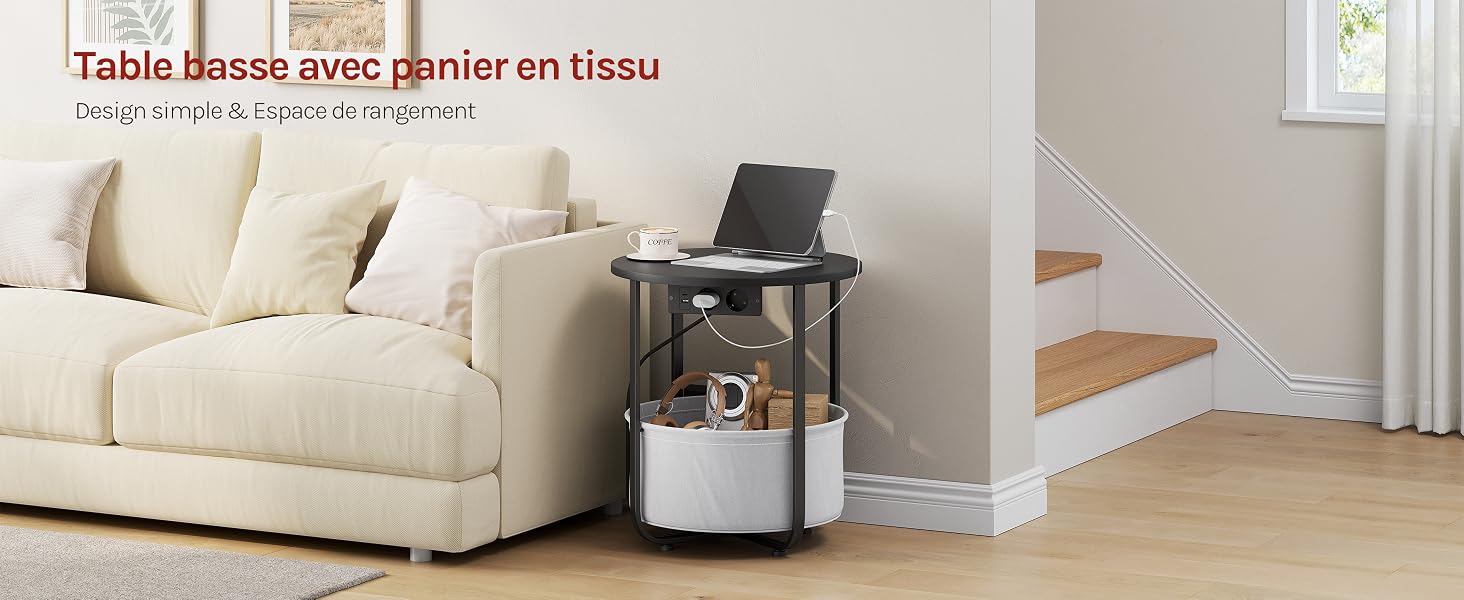 Le texte se lit comme suit : « Faites décroître votre premier un liseau ». Canapé rembourré de couleur crème avec coussins à côté d'une table d'appoint en bois avec étagère de rangement dans un salon lumineux avec parquet.