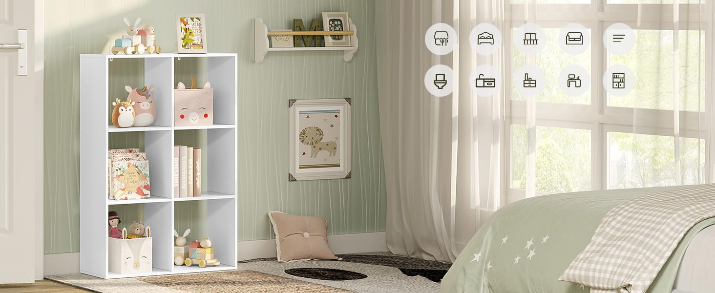 Contenitore a cubo bianco nella cameretta di un bambino, con otto scomparti pieni di libri, giocattoli e oggetti decorativi. Un morbido decoro pastello circonda l'unità