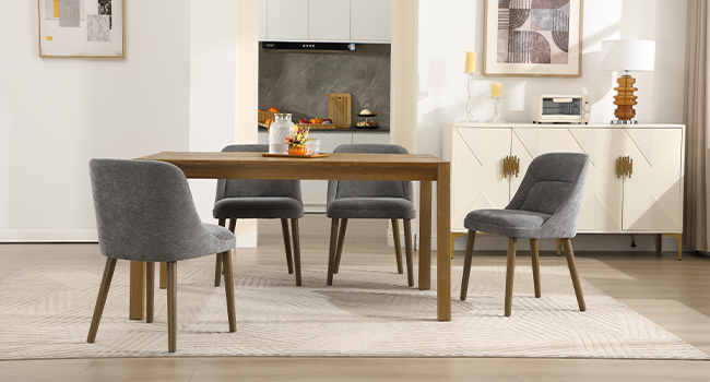 Espositore moderno per sala da pranzo con più sedie e tavoli nei toni del grigio disposti in un ambiente da showroom.