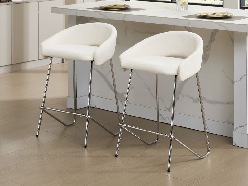 Série de chaises ou de sièges modernes blancs dans un décor intérieur minimaliste avec un sol clair.