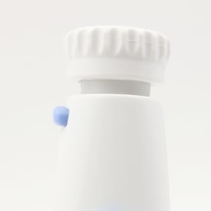 Weißer zylindrischer Behälter mit geriffeltem Schraubdeckel. Kleiner blauer Akzent an der Seite sichtbar. Der Behälter scheint aus Kunststoff oder ähnlichem Material zu bestehen.