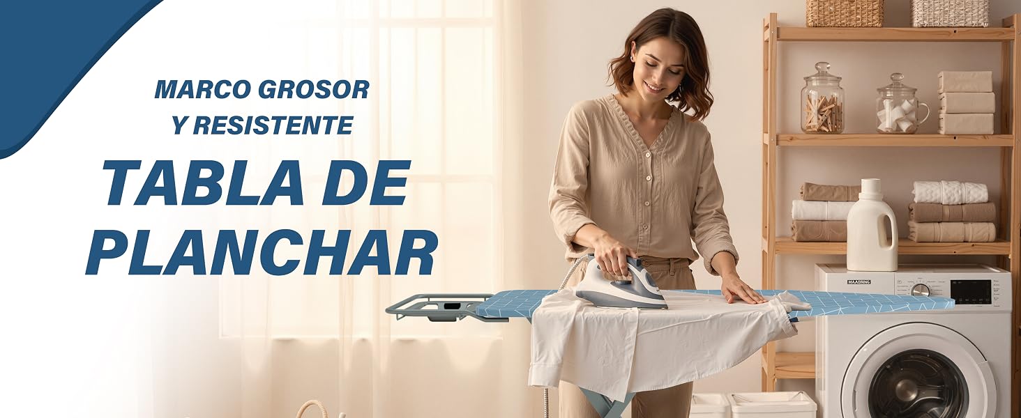 El texto dice «PLANCHAR» y «MARCO GIRALDO». Escena interior que muestra el área de lavandería con lavadora y plancha contra paredes blancas.