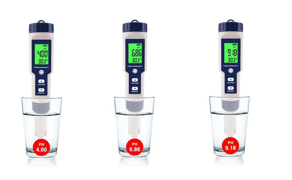 Sequence showing blue-capped containers with digital displays, demonstrating progressive stages of a process. Green numerical indicators visible on display screens.