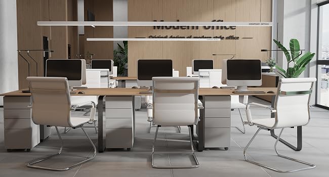 Espace de travail moderne avec des bureaux blancs disposés en rangées, avec des chaises ergonomiques avec des cadres chromés et plusieurs écrans d'ordinateur, complétés par des plantes d'intérieur