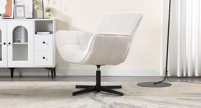 Moderner weißer Drehsessel in einem minimalistischen Wohnzimmerambiente. Der Stuhl hat ein geschwungenes Design mit Metallgestell und befindet sich in der Nähe von weißen Möbeln und Vorhängen.