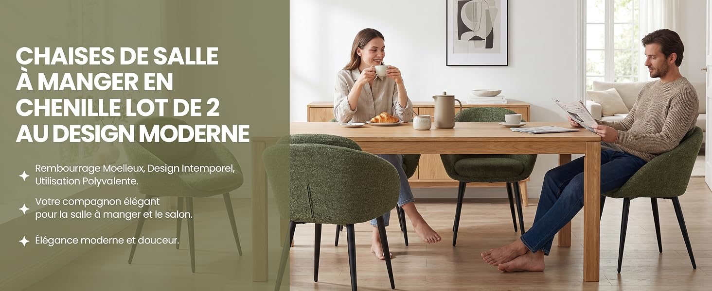 Le texte se lit comme suit : « CHAISES DE SALLE À MANGER EN CHENILLE LOT DE 2 AU DESIGN MODERNE » avec des points descriptifs sur les matériaux et les caractéristiques. Deux chaises de salle à manger rembourrées modernes en tissu foncé avec table en bois, couple assis à table.