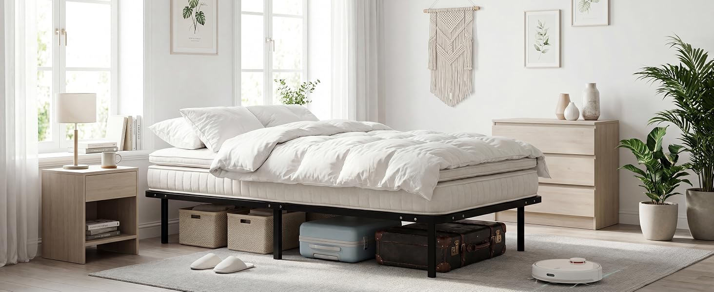Montaggio di foto minimaliste bianche degli interni della camera da letto che mostrano un comodo materasso sul telaio del letto a piattaforma con biancheria da letto pulita e illuminazione naturale dalle finestre.