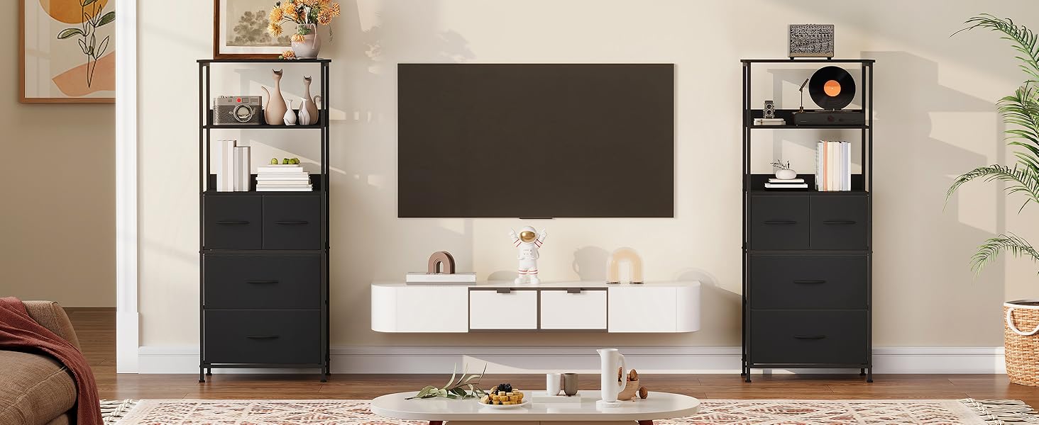 Aménagement intérieur moderne du salon avec des unités de rangement murales blanches, des éléments décoratifs noirs et une décoration minimaliste comprenant des plantes et des œuvres d'art.