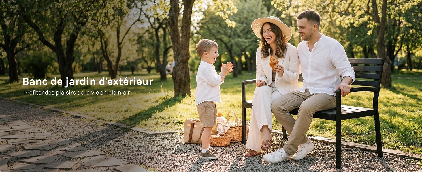 Le texte se lit comme suit : « Stare al sicuro d'ascoltare ». Scène de parc extérieur avec une famille assise sur un banc, démontrant l'utilisation du produit dans un cadre récréatif avec un paysage verdoyant naturel.