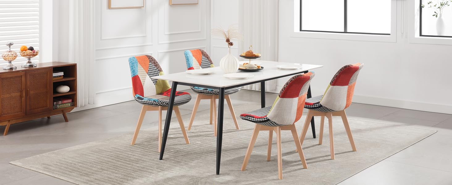 Set da pranzo moderno con tavolo bianco, sedie colorate e credenza in legno in una stanza luminosa e minimalista con ampie finestre