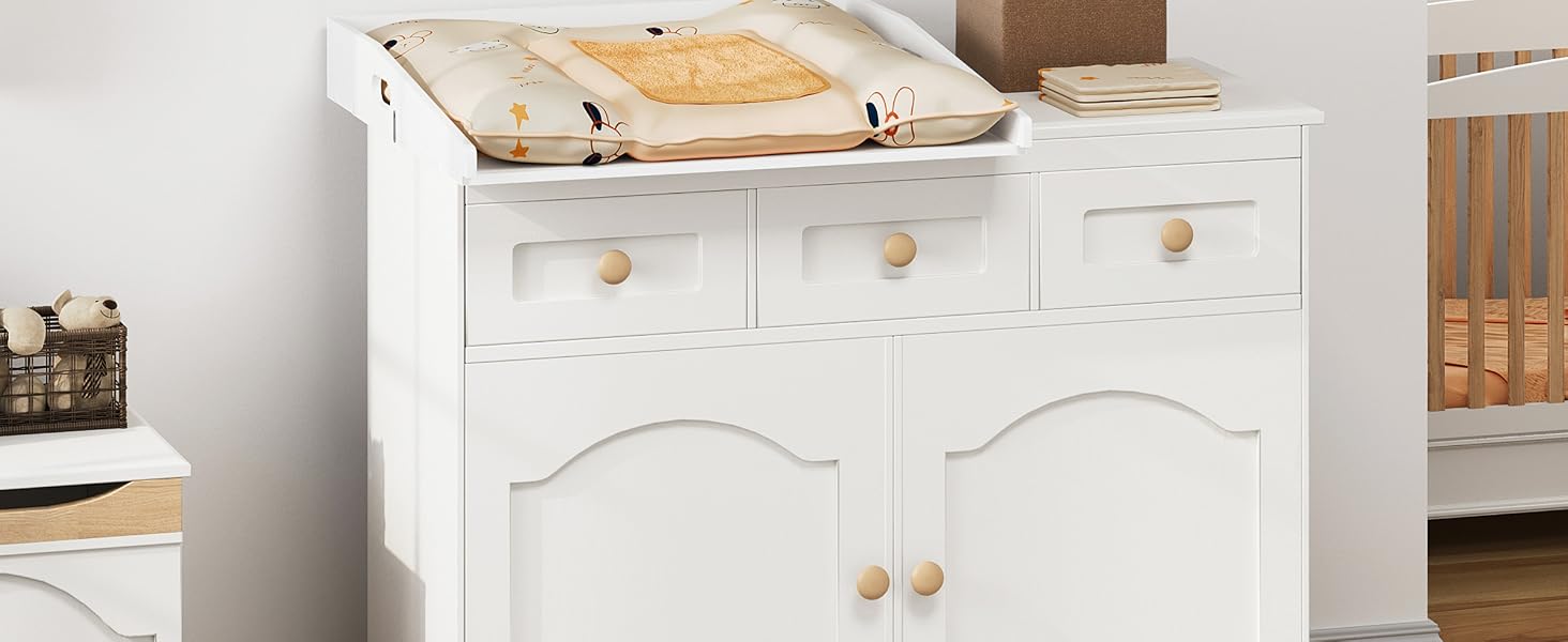 Fasciatoio in legno bianco con tre cassetti e armadietto a doppia anta sottostante.