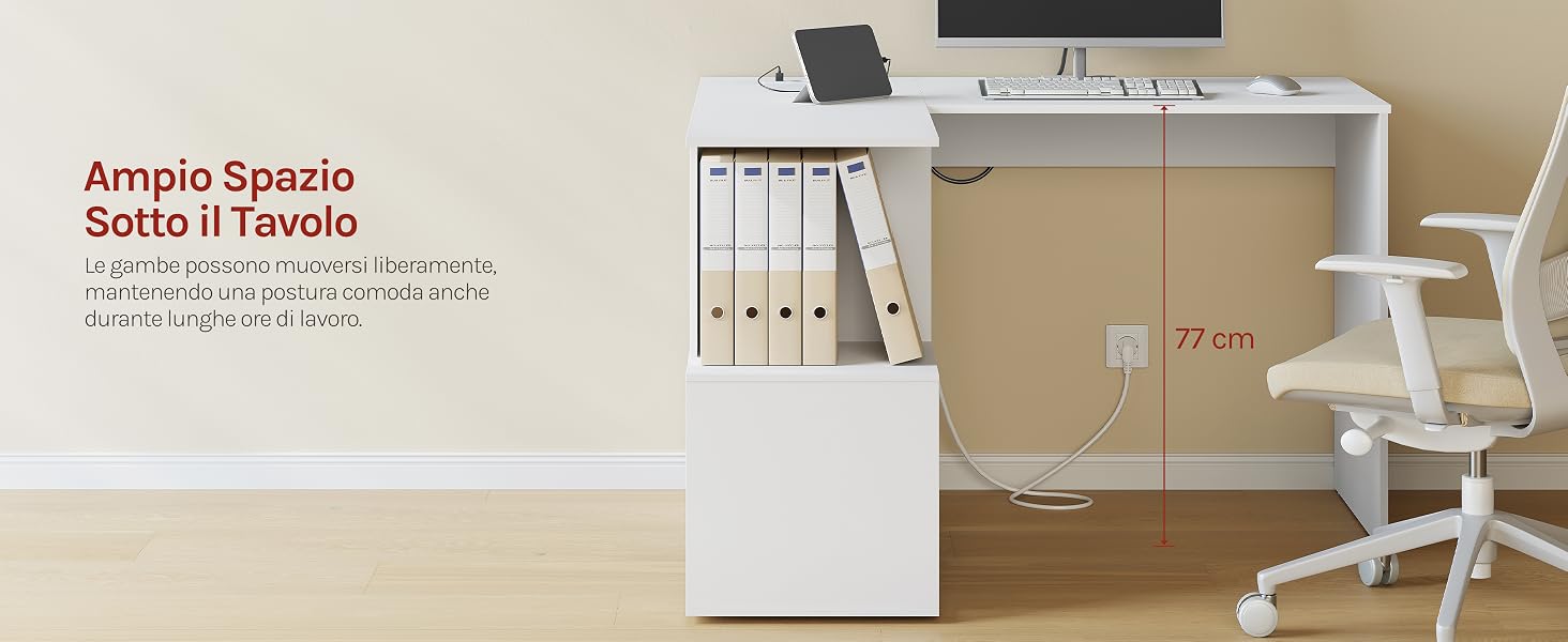 Il testo recita «Ampio Spazio Sotto il Tavolo». Moderna scrivania bianca con vani portaoggetti e sistema di scaffali integrato, abbinata a una sedia da ufficio ergonomica bianca in un ambiente di lavoro minimalista.