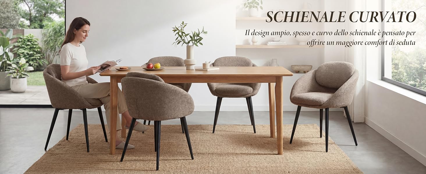 Il testo recita «SCHIENALE CURVATO», «Il design ampio, spazioso e curvo dello schienale è pensato per offrire un maggiore comfort di seduta». Sala da pranzo con sedie imbottite con schienale curvo in toni neutri, tavolo in legno, design interno minimalista con finestra luminosa.