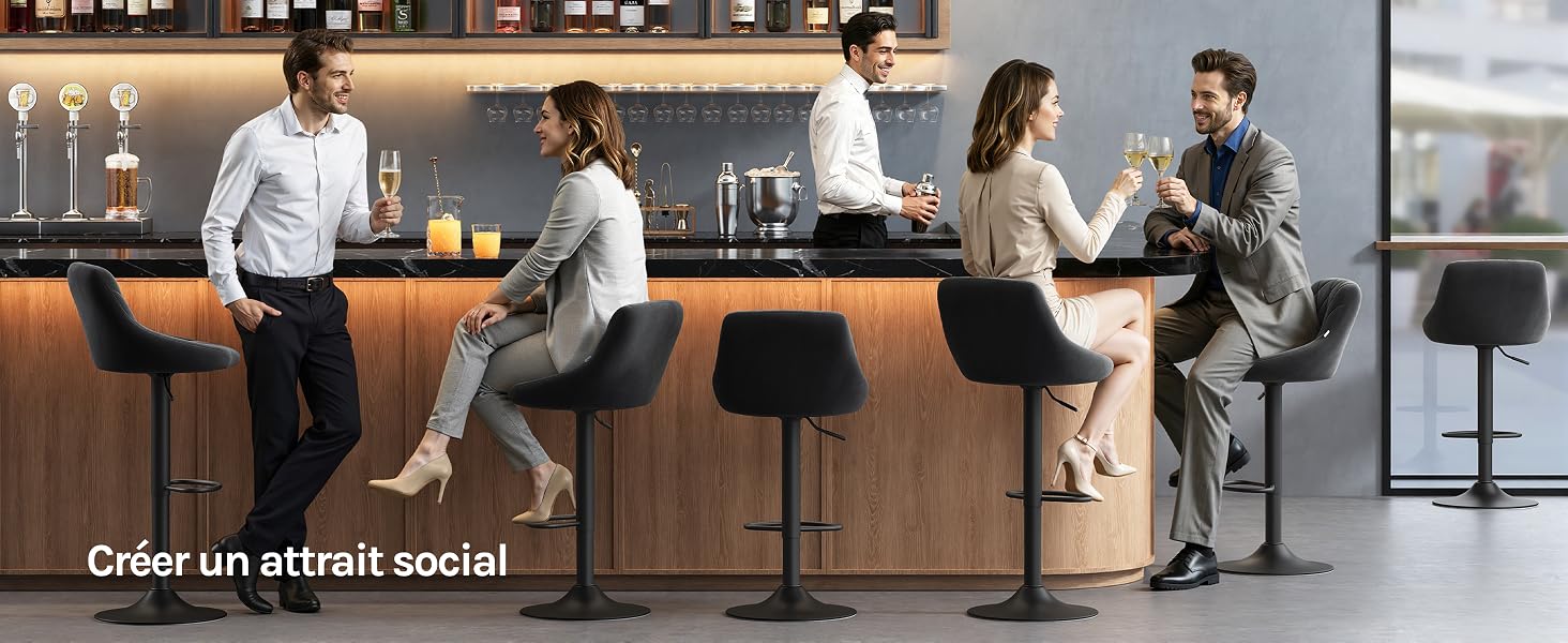 Le texte se lit comme suit : « Créer un street social ». Quatre personnes dans un bureau moderne sur des tabourets de bar au comptoir, engagées dans une conversation.
