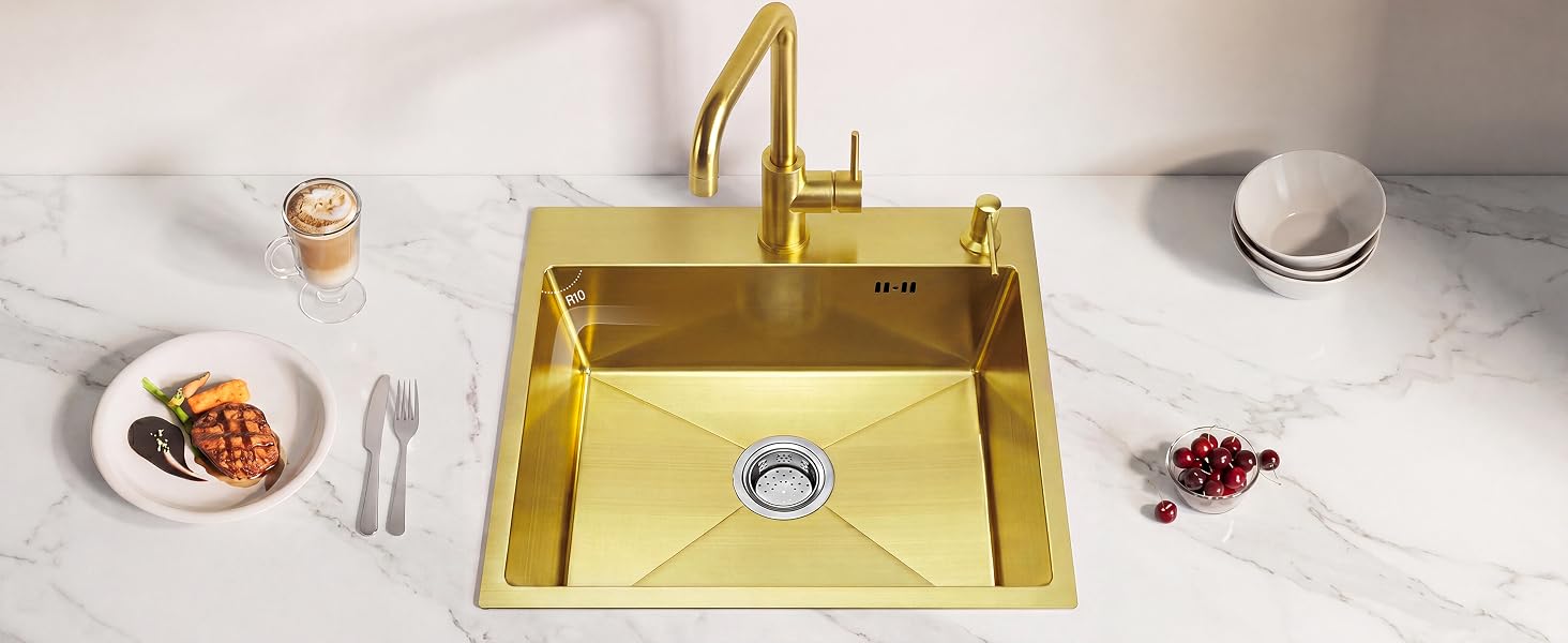 Évier de cuisine rectangulaire encastré de couleur dorée avec finition polie, détail décoratif de lavabo circulaire, présenté avec accessoires de réglage de table.